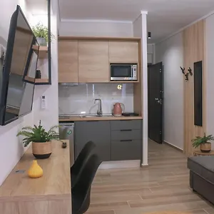 new-deluxe-studio-1-downtown-thessaloniki-fully-equipped.hotels-of-thessaloniki.com/